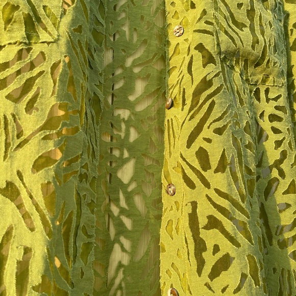 Green 3/4 sleeve button down top - Resort wear - Picture 2 of 9